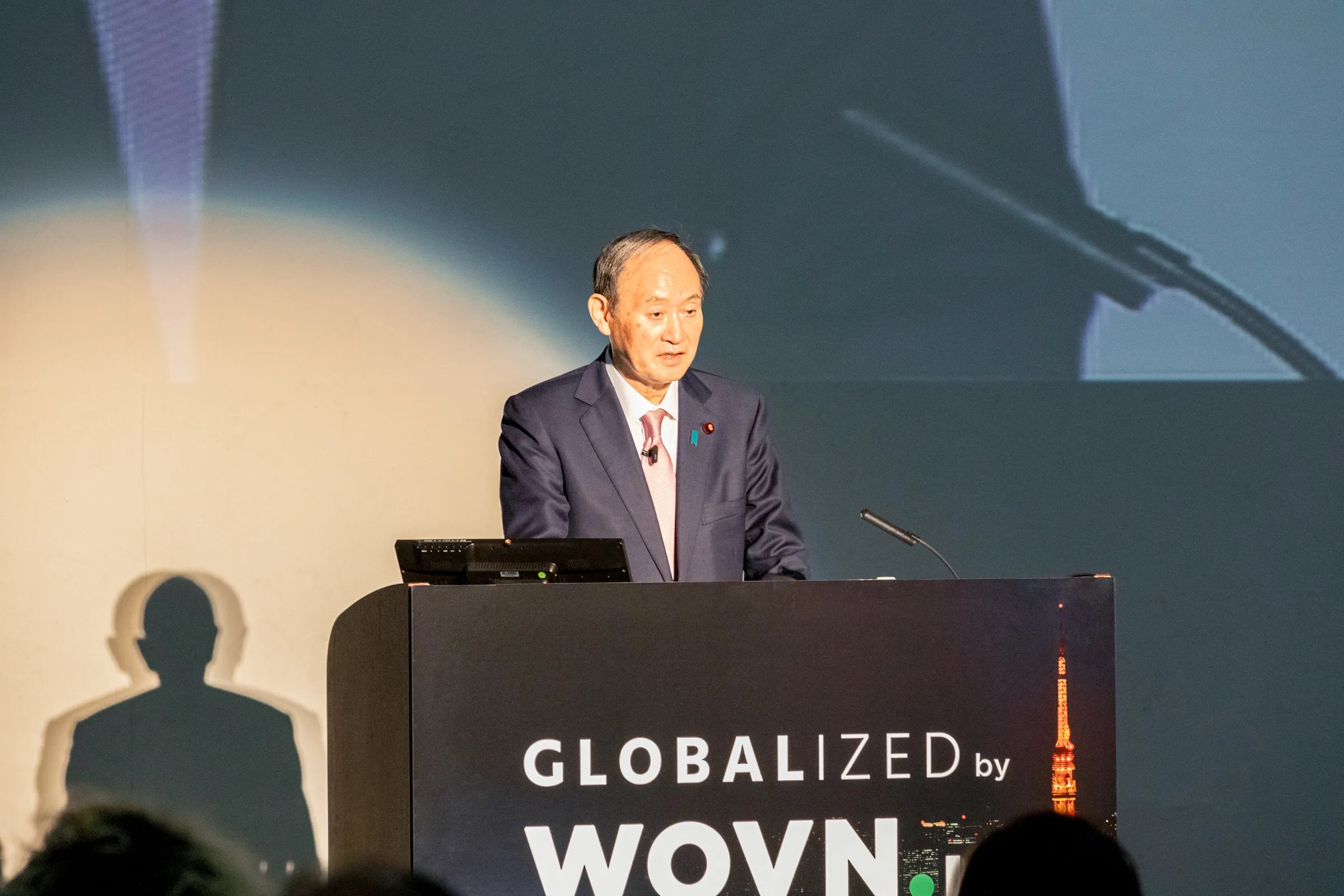 WOVN主催「GLOBALIZED インバウンド2.0」にて登壇する菅 義偉前首相。
